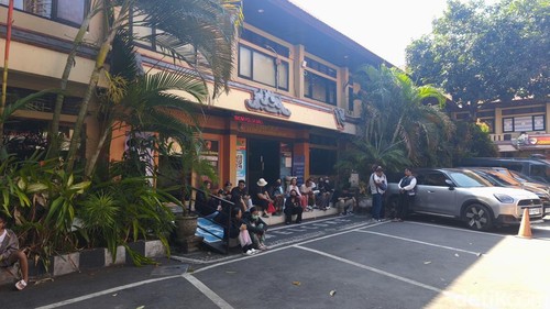 Korban dugaan penipuan toko emas yang melaporkan ke Polda Bali, Sabtu (19/9/2026). (Putu Yonata/detikBali)