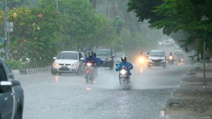 Kota Pekanbaru dan sejumlah wailayah di Riau diguyur hujan sejak Jumat (18/9/2026) malam.