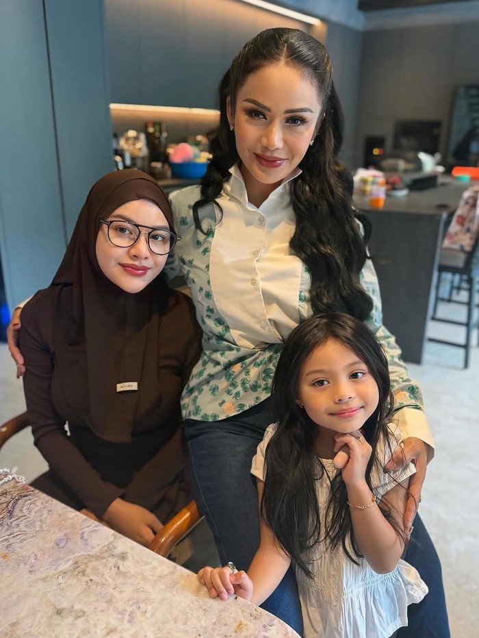 Kris Dayanti dan Ashanty membicarakan persiapan hari bahagia Azriel Hermansyah.