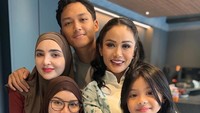 Momen Hangat Kris Dayanti dan Ashanty Siapkan Hari Bahagia Azriel Hermansyah