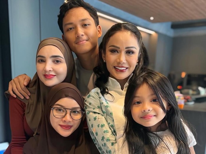 Kris Dayanti dan Ashanty membicarakan persiapan hari bahagia Azriel Hermansyah.