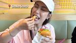 Ayu Dewi Kulineran di Bangkok, Cicip Omelet Kepiting hingga Thai Tea