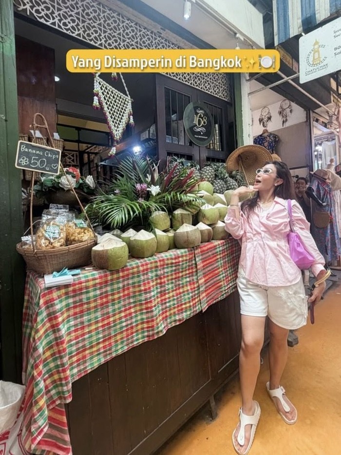Ayu Dewi kulineran di Bangkok