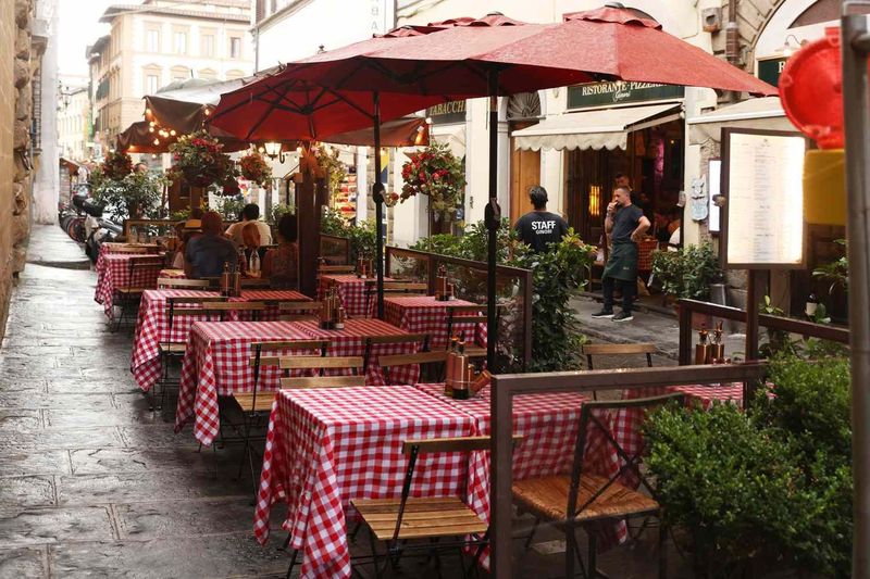 Makan di Italia, TikToker Asia Ini Ngaku Berkali-kali Dicuekin Pelayan