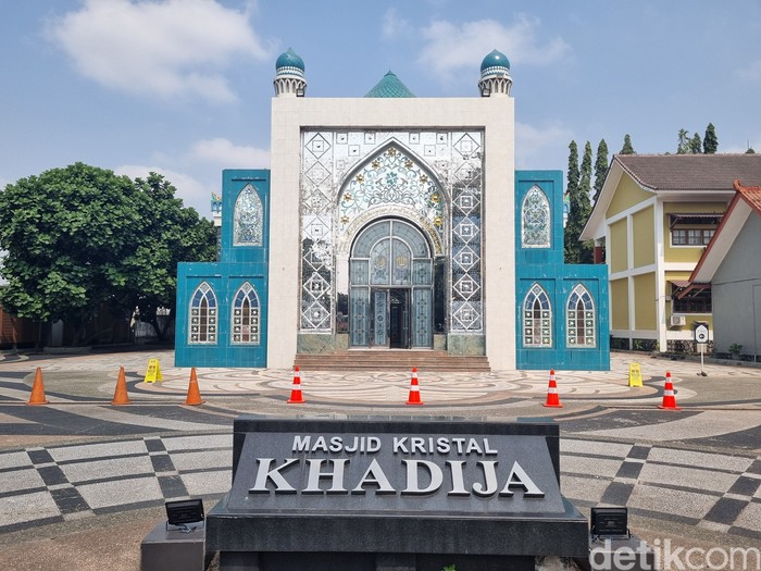 Masjid Kristal Khadija Masjid Kristal Khadija yang berdiri di lingkungan sekolah Budi Mulia Dua (BMD) Yogyakarta milik keluarga Amien Rais. Foto diambil pada Jumat, 18 September 2026.