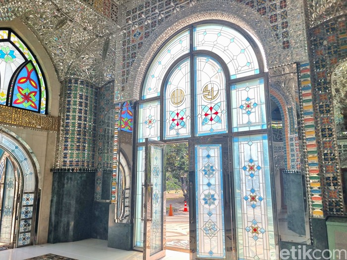 Masjid Kristal Khadija Masjid Kristal Khadija yang berdiri di lingkungan sekolah Budi Mulia Dua (BMD) Yogyakarta milik keluarga Amien Rais. Foto diambil pada Jumat, 18 September 2026.