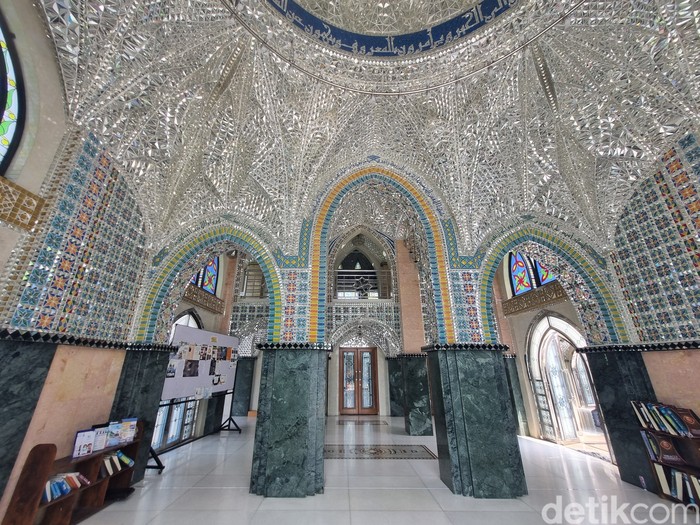 Masjid Kristal Khadija Masjid Kristal Khadija yang berdiri di lingkungan sekolah Budi Mulia Dua (BMD) Yogyakarta milik keluarga Amien Rais. Foto diambil pada Jumat, 18 September 2026.