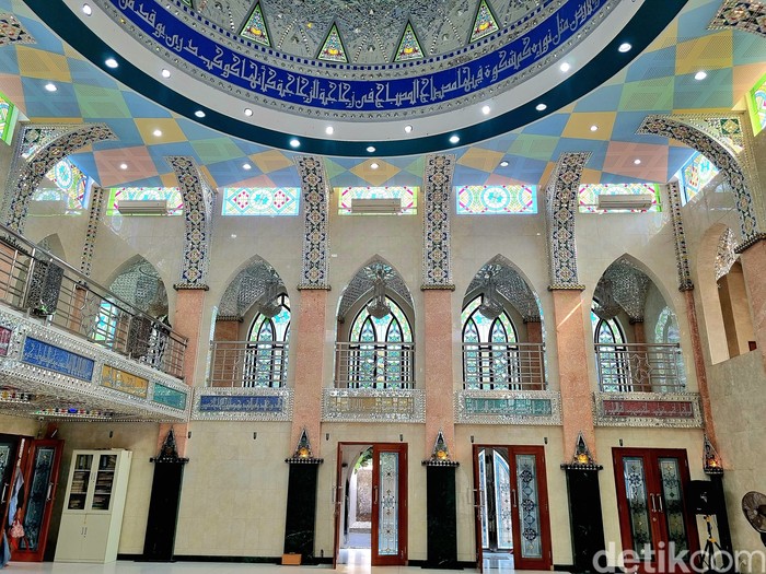 Masjid Kristal Khadija Masjid Kristal Khadija yang berdiri di lingkungan sekolah Budi Mulia Dua (BMD) Yogyakarta milik keluarga Amien Rais. Foto diambil pada Jumat, 18 September 2026.