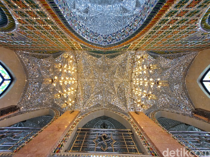 Masjid Kristal Khadija Masjid Kristal Khadija yang berdiri di lingkungan sekolah Budi Mulia Dua (BMD) Yogyakarta milik keluarga Amien Rais. Foto diambil pada Jumat, 18 September 2026.
