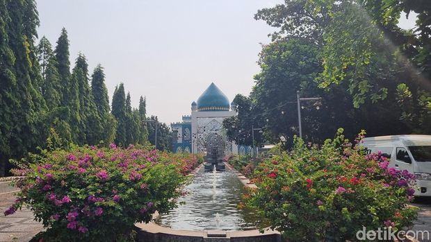 Masjid Kristal Khadija yang berdiri di lingkungan sekolah Budi Mulia Dua (BMD) Yogyakarta milik keluarga Amien Rais. Foto diambil pada Jumat, 18 September 2026.