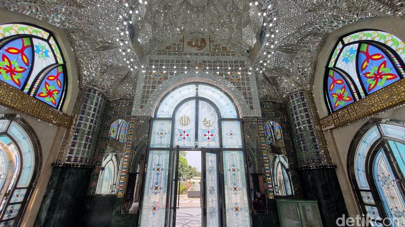 Masjid Kristal Khadija yang berdiri di lingkungan sekolah Budi Mulia Dua (BMD) Yogyakarta milik keluarga Amien Rais. Foto diambil pada Jumat, 18 September 2026.