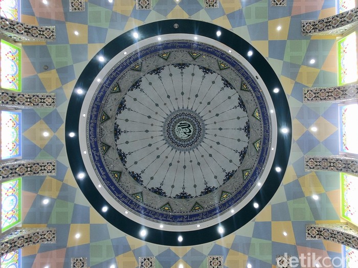 Masjid Kristal Khadija Masjid Kristal Khadija yang berdiri di lingkungan sekolah Budi Mulia Dua (BMD) Yogyakarta milik keluarga Amien Rais. Foto diambil pada Jumat, 18 September 2026.