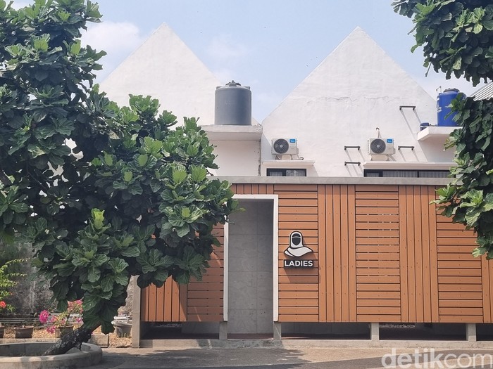 Masjid Kristal Khadija Masjid Kristal Khadija yang berdiri di lingkungan sekolah Budi Mulia Dua (BMD) Yogyakarta milik keluarga Amien Rais. Foto diambil pada Jumat, 18 September 2026.