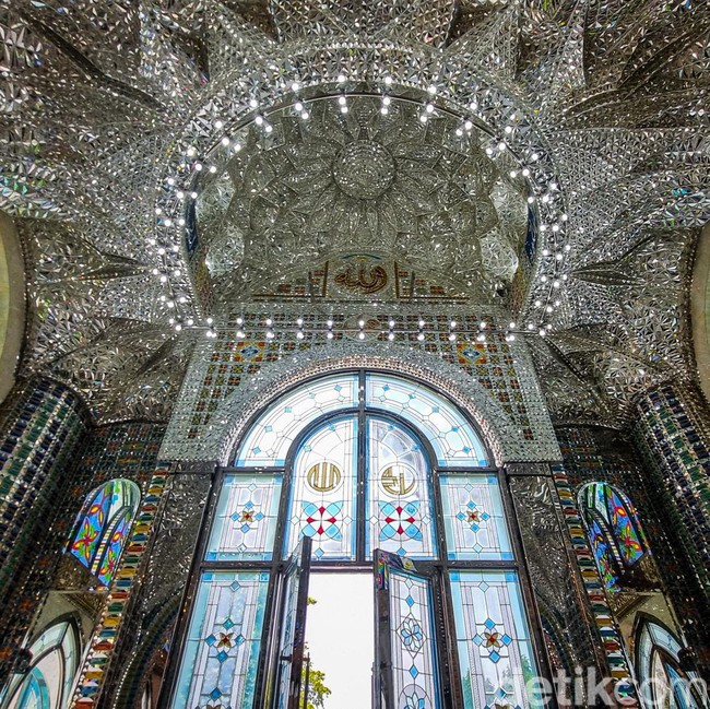 Mewahnya Masjid Kristal Khadija Bergaya Persia di Jogja