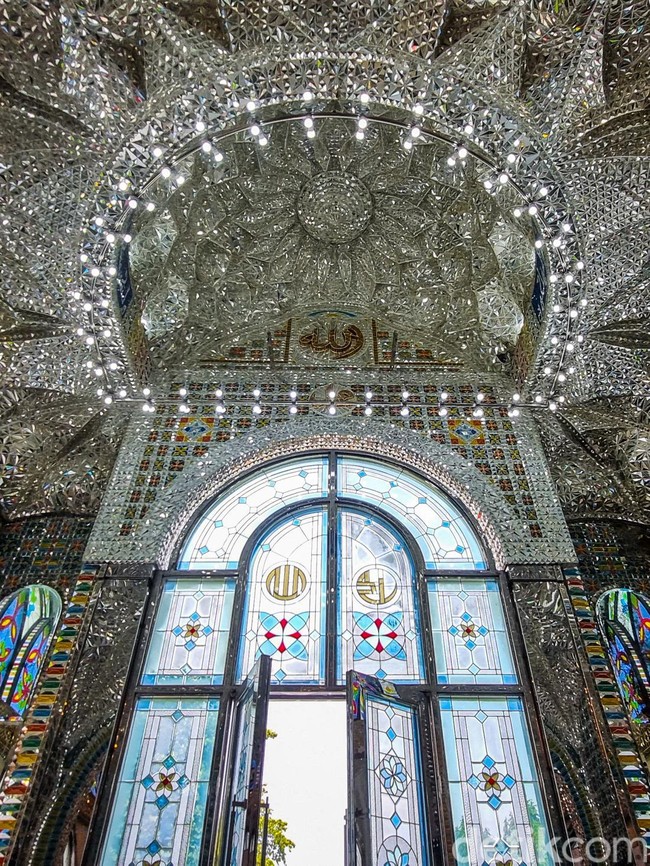 Mewahnya Masjid Kristal Khadija Bergaya Persia di Jogja