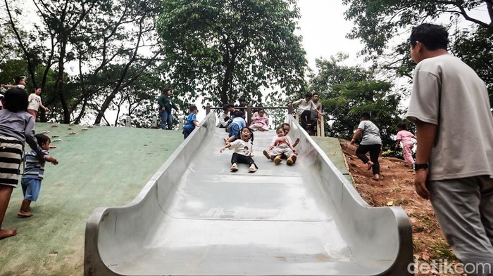 Tebet Eco Park, Jakarta Selatan ramai dipadati pengunjung pada hari Sabtu (19/09/2026). Ruang terbuka hijau (RTH) di sudut Jakarta Selatan ini menjadi wadah bagi masyarakat Jakarta untuk dapat melakukan beragam aktivitas mulai dari olahraga hingga piknik bersama keluarga.