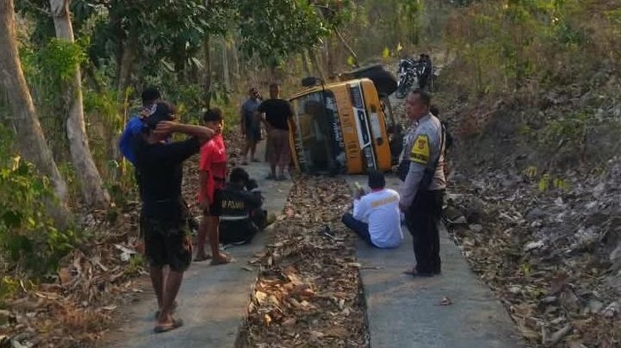 Mobil Damkar terguling saat menuju lokasi karhutla di Polman.