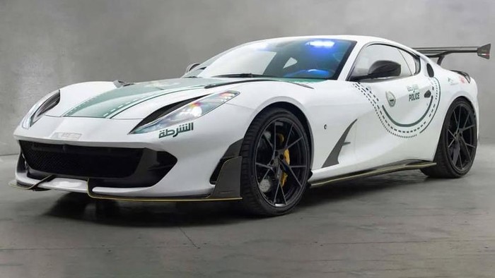 Mobil Ferrari 812 Polisi Dubai