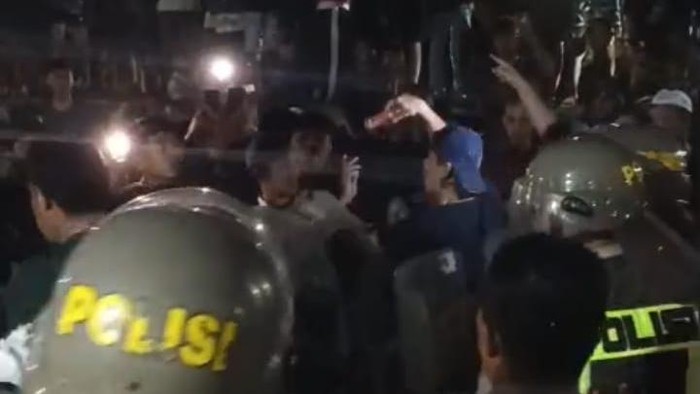 Para remaja yang gagal menjambret di Kaliwungu, Kabupaten Semarang, diamankan polisi, Jumat (18/9/2026) malam. Foto: Dok. Polsek Kaliwungu