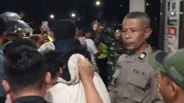 Para remaja yang gagal menjambret di Kaliwungu, Kabupaten Semarang, diamankan polisi, Jumat (18/9/2026) malam. Foto: Dok. Polsek Kaliwungu