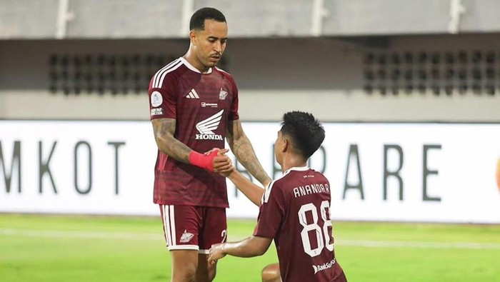 Pemain PSM Victor Luiz dan Ananda Raehan merayakan gol ke gawang Persita di Stadion Gelora BJ Habibie.