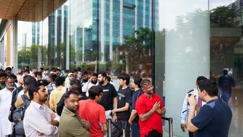 Suasana antrean di depan Apple BKC, Mumbai, India. Foto: Apple