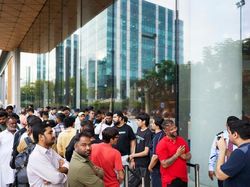 Senyum Sumringah Sambut iPhone 18 Pro Max di Apple Store Seluruh Dunia