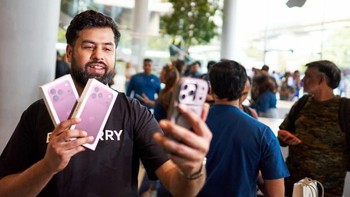 Tidak lupa update di media sosial sata iPhone 18 Pro Max Burgundy sudah di tangan. Foto: Apple