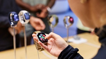 Pengguna menjajal Apple Watch Series 12 yang diluncurkan bareng iPhone 18 Pro Max. Foto: Apple