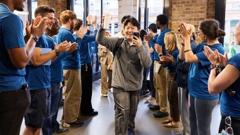 Staf Apple Covent Garden, London menyambut para pelanggan yang sudah antre dari pagi untuk meminang iPhone 18 Pro dan Pro Max. Foto: Apple
