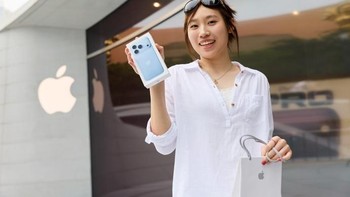 iPhone 18 Pro Max warna biru gletser turut jadi incaran selain burgundy. Foto: Apple