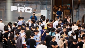 Suasana antrean Apple Jingan, Shanghai. Foto: Apple