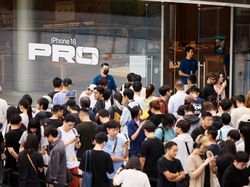 Senyum Sumringah Sambut iPhone 18 Pro Max di Apple Store Seluruh Dunia