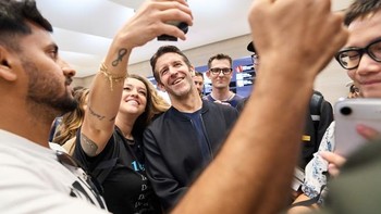 Selfie bersama John Ternus tidak boleh dilewatkan... Foto: Apple