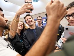 Senyum Sumringah Sambut iPhone 18 Pro Max di Apple Store Seluruh Dunia