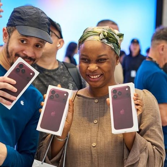 Senyum Sumringah Sambut iPhone 18 Pro Max di Apple Store Seluruh Dunia