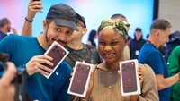 Senyum Sumringah Sambut iPhone 18 Pro Max di Apple Store Seluruh Dunia