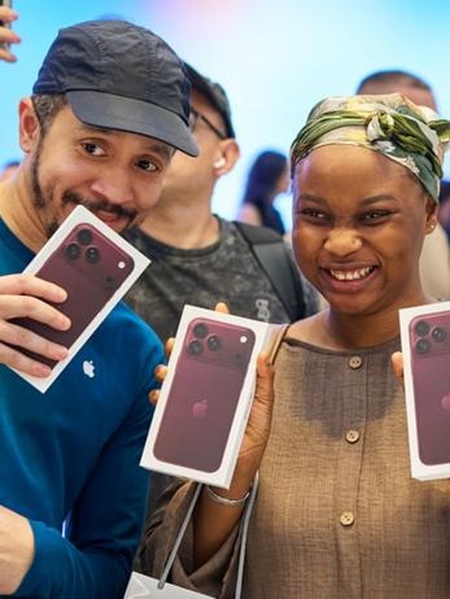 Senyum Sumringah Sambut iPhone 18 Pro Max di Apple Store Seluruh Dunia