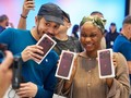Senyum Sumringah Sambut iPhone 18 Pro Max di Apple Store Seluruh Dunia