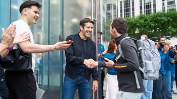 CEO Apple John Ternus menyambut langsung pelanggan di Apple Fifth Avenue Foto: Apple