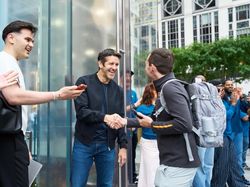 Senyum Sumringah Sambut iPhone 18 Pro Max di Apple Store Seluruh Dunia