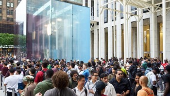 Suasana antrean menyambut iPhone 18 Pro dan Pro Max di Apple Fifth Avenue, New York. Foto: Apple