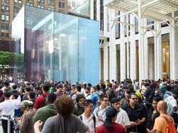 Senyum Sumringah Sambut iPhone 18 Pro Max di Apple Store Seluruh Dunia