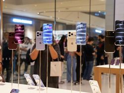 Senyum Sumringah Sambut iPhone 18 Pro Max di Apple Store Seluruh Dunia