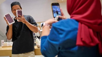Senyum sumringah konsumen saat mendapatkan iPhone 18 Pro Max yang jadi idaman. Foto: Apple