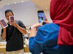 Senyum Sumringah Sambut iPhone 18 Pro Max di Apple Store Seluruh Dunia