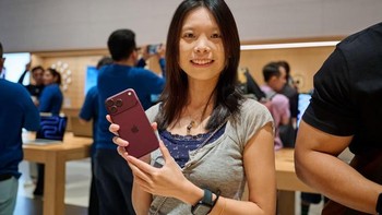 iPhone 18 Pro Max Burgundy menjadi bintang utama. Foto: Apple
