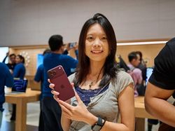 Senyum Sumringah Sambut iPhone 18 Pro Max di Apple Store Seluruh Dunia
