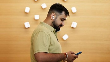 Pengunjung Apple BKC menjajal AirPods 5. Foto: Apple