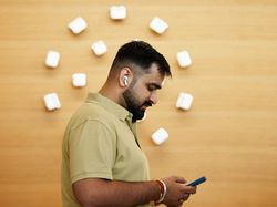 Senyum Sumringah Sambut iPhone 18 Pro Max di Apple Store Seluruh Dunia